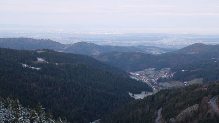 Dieses Bild zeigt eine Webcam-Aufnahme vom Achertal, aufgenommen am Dienstag, den 02.12.2025 um 07:30 Uhr. Die Temperatur betrug 1.8°C.