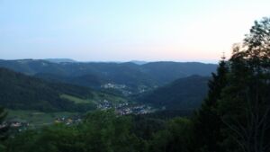 Dieses Bild zeigt eine Webcam-Aufnahme vom Achertal, aufgenommen am Donnerstag, den 21.05.2026 um 21:40 Uhr. Die Temperatur betrug 16.5°C.