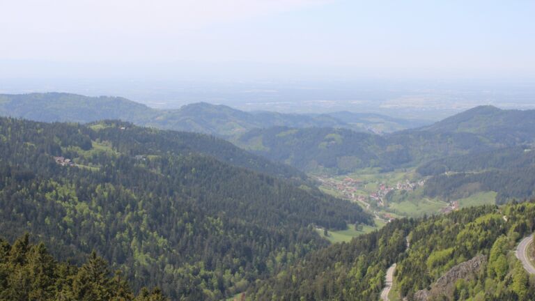 Dieses Bild zeigt eine Webcam-Aufnahme vom Achertal, aufgenommen am Dienstag, den 28.04.2026 um 13:10 Uhr. Die Temperatur betrug 14°C.