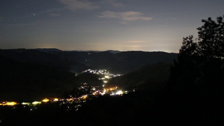Dieses Bild zeigt eine Webcam-Aufnahme vom Achertal, aufgenommen am Sonntag, den 04.10.2026 um 01:00 Uhr. Die Temperatur betrug 15.4°C.