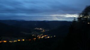 Dieses Bild zeigt eine Webcam-Aufnahme vom Achertal, aufgenommen am Donnerstag, den 04.06.2026 um 22:10 Uhr. Die Temperatur betrug 10.5°C.