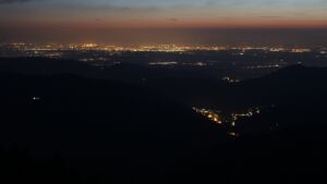 Dieses Bild zeigt eine Webcam-Aufnahme vom Achertal, aufgenommen am Dienstag, den 14.04.2026 um 21:30 Uhr. Die Temperatur betrug 2.7°C.