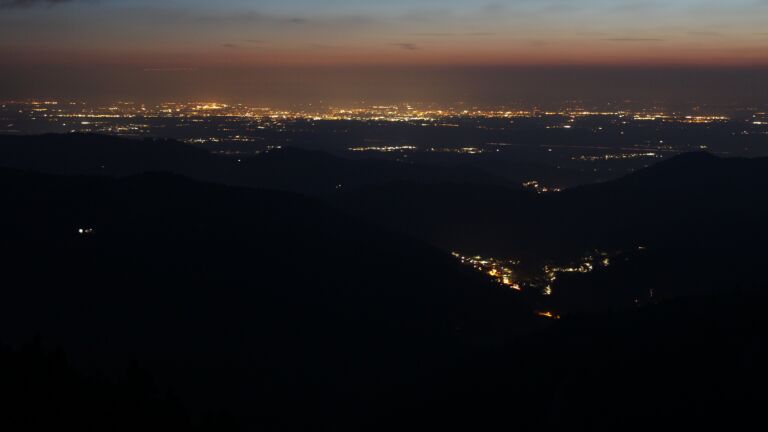 Dieses Bild zeigt eine Webcam-Aufnahme vom Achertal, aufgenommen am Dienstag, den 14.04.2026 um 21:30 Uhr. Die Temperatur betrug 2.7°C.