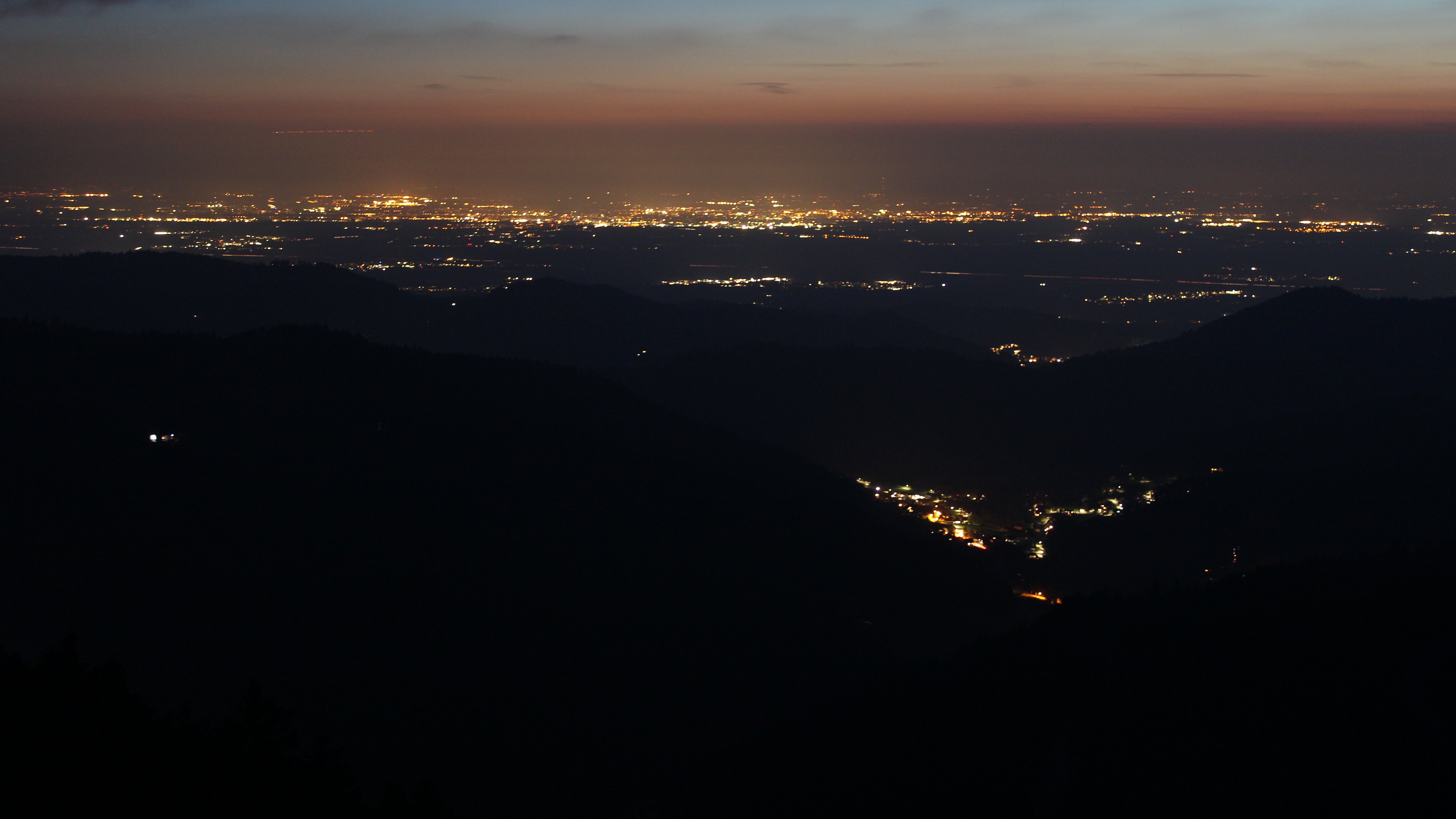 Dieses Bild zeigt eine Webcam-Aufnahme vom Achertal, aufgenommen am Dienstag, den 14.04.2026 um 21:30 Uhr. Die Temperatur betrug 2.7°C.