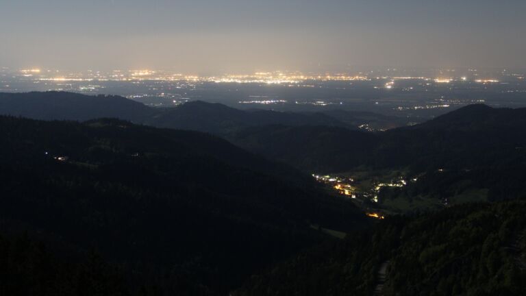 Dieses Bild zeigt eine Webcam-Aufnahme vom Achertal, aufgenommen am Samstag, den 10.05.2025 um 01:30 Uhr. Die Temperatur betrug 4.8°C.