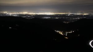 Dieses Bild zeigt eine Webcam-Aufnahme vom Achertal, aufgenommen am Freitag, den 16.01.2026 um 23:30 Uhr. Die Temperatur betrug 5.5°C.