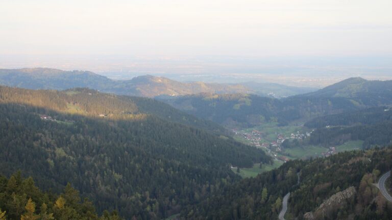 Dieses Bild zeigt eine Webcam-Aufnahme vom Achertal, aufgenommen am Samstag, den 18.04.2026 um 07:10 Uhr. Die Temperatur betrug 13.4°C.