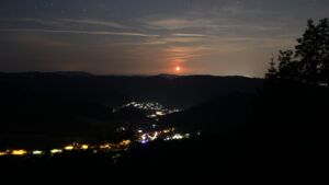 Dieses Bild zeigt eine Webcam-Aufnahme vom Achertal, aufgenommen am Sonntag, den 28.06.2026 um 03:20 Uhr. Die Temperatur betrug 28.4°C.