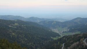 Dieses Bild zeigt eine Webcam-Aufnahme vom Achertal, aufgenommen am Samstag, den 18.04.2026 um 06:50 Uhr. Die Temperatur betrug 12.2°C.