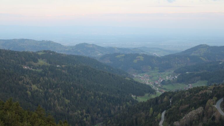 Dieses Bild zeigt eine Webcam-Aufnahme vom Achertal, aufgenommen am Samstag, den 18.04.2026 um 06:50 Uhr. Die Temperatur betrug 12.2°C.