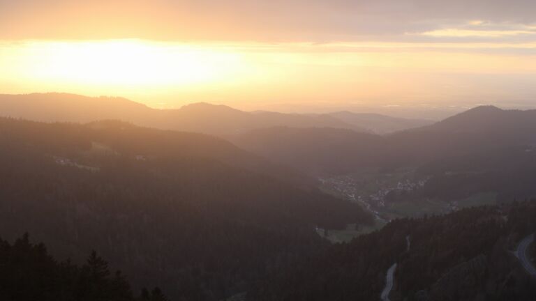 Dieses Bild zeigt eine Webcam-Aufnahme vom Achertal, aufgenommen am Dienstag, den 17.03.2026 um 18:10 Uhr. Die Temperatur betrug 3.3°C.