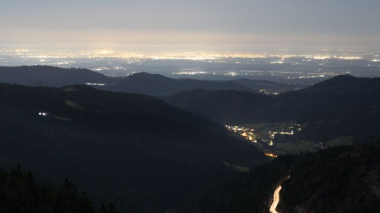 Dieses Bild zeigt eine Webcam-Aufnahme vom Achertal, aufgenommen am Donnerstag, den 05.03.2026 um 05:00 Uhr. Die Temperatur betrug 4.9°C.