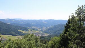 Dieses Bild zeigt eine Webcam-Aufnahme vom Achertal, aufgenommen am Samstag, den 11.07.2026 um 16:10 Uhr. Die Temperatur betrug 33.9°C.