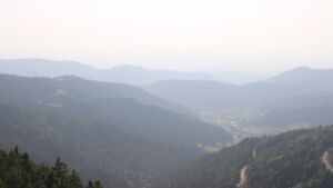 Dieses Bild zeigt eine Webcam-Aufnahme vom Achertal, aufgenommen am Freitag, den 13.06.2025 um 18:30 Uhr. Die Temperatur betrug 26.9°C.
