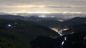 Dieses Bild zeigt eine Webcam-Aufnahme vom Achertal, aufgenommen am Freitag, den 05.12.2025 um 18:30 Uhr. Die Temperatur betrug 0.9°C.