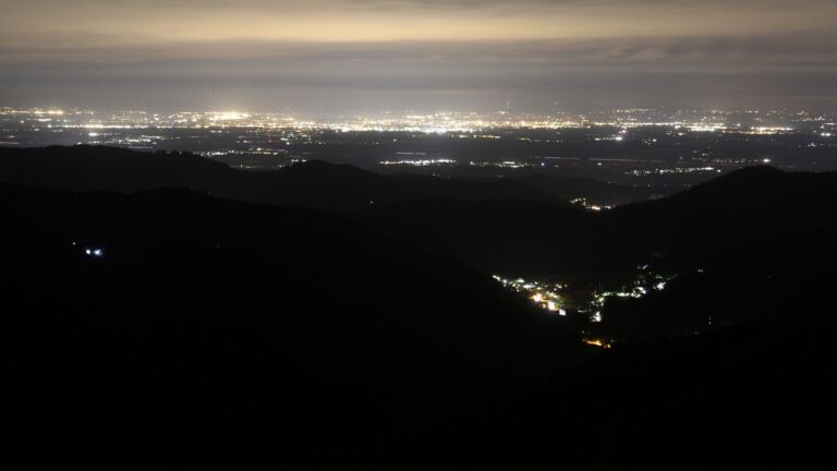 Dieses Bild zeigt eine Webcam-Aufnahme vom Achertal, aufgenommen am Montag, den 04.05.2026 um 22:40 Uhr. Die Temperatur betrug 10.8°C.