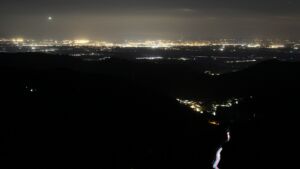 Dieses Bild zeigt eine Webcam-Aufnahme vom Achertal, aufgenommen am Sonntag, den 19.04.2026 um 23:00 Uhr. Die Temperatur betrug 5.6°C.