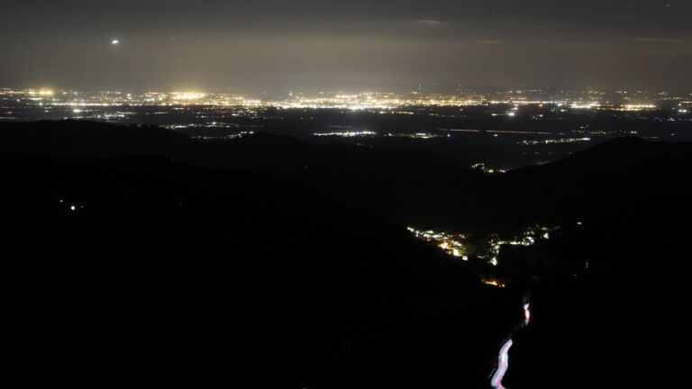 Dieses Bild zeigt eine Webcam-Aufnahme vom Achertal, aufgenommen am Sonntag, den 19.04.2026 um 23:00 Uhr. Die Temperatur betrug 5.6°C.