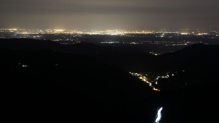 Dieses Bild zeigt eine Webcam-Aufnahme vom Achertal, aufgenommen am Freitag, den 20.06.2025 um 23:40 Uhr. Die Temperatur betrug 16.5°C.