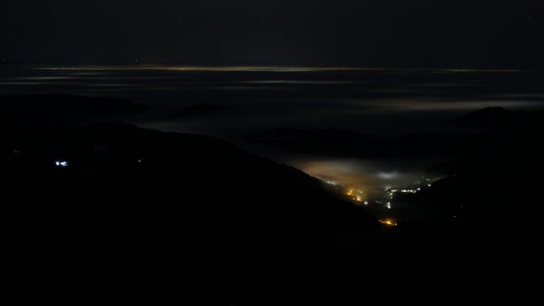 Dieses Bild zeigt eine Webcam-Aufnahme vom Achertal, aufgenommen am Dienstag, den 20.01.2026 um 01:00 Uhr. Die Temperatur betrug 8°C.