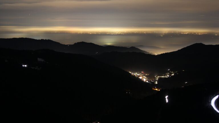 Dieses Bild zeigt eine Webcam-Aufnahme vom Achertal, aufgenommen am Freitag, den 23.01.2026 um 20:00 Uhr. Die Temperatur betrug 3.8°C.