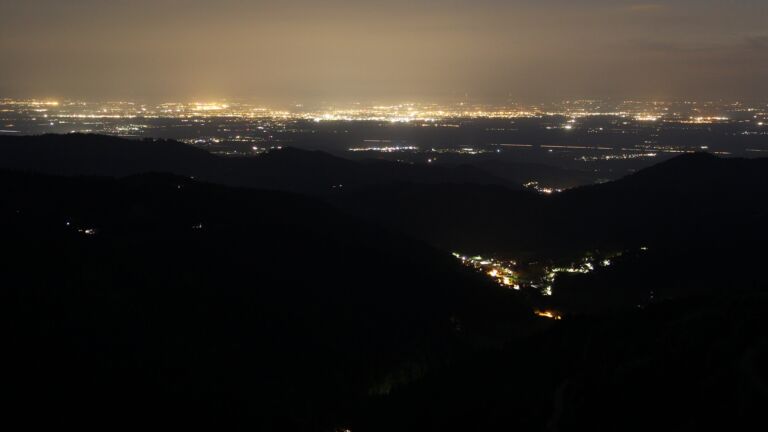Dieses Bild zeigt eine Webcam-Aufnahme vom Achertal, aufgenommen am Donnerstag, den 01.05.2025 um 22:20 Uhr. Die Temperatur betrug 17.9°C.