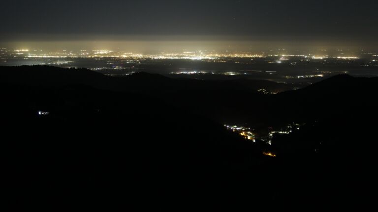 Dieses Bild zeigt eine Webcam-Aufnahme vom Achertal, aufgenommen am Dienstag, den 18.11.2025 um 03:00 Uhr. Die Temperatur betrug -3.6°C.