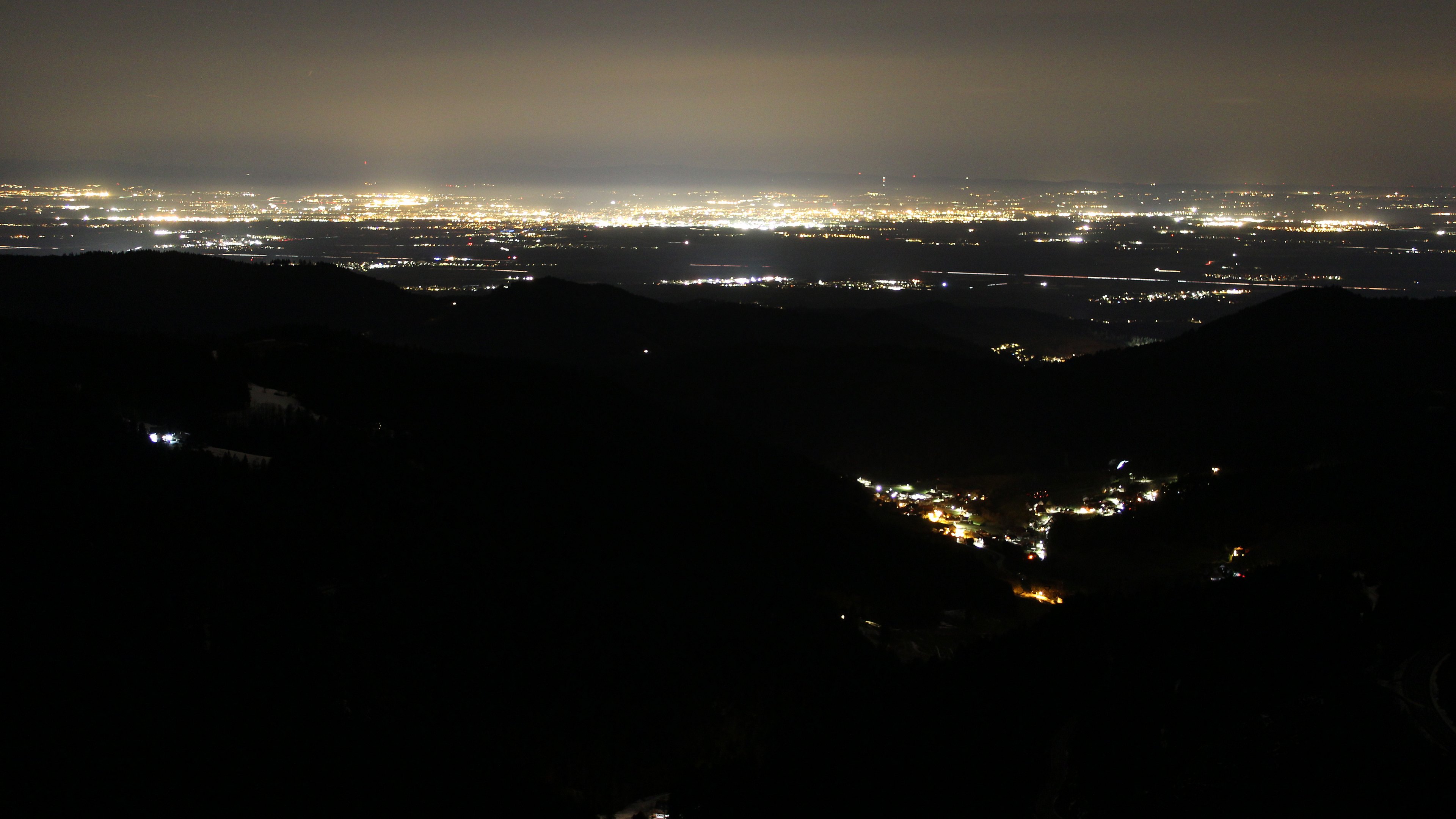 Dieses Bild zeigt eine Webcam-Aufnahme vom Achertal, aufgenommen am Donnerstag, den 15.01.2026 um 23:00 Uhr. Die Temperatur betrug 6.1°C.