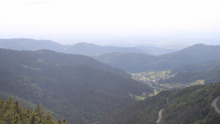 Dieses Bild zeigt eine Webcam-Aufnahme vom Achertal, aufgenommen am Montag, den 26.05.2025 um 18:10 Uhr. Die Temperatur betrug 10.6°C.