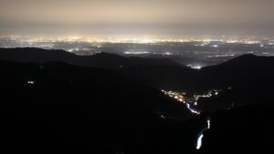 Dieses Bild zeigt eine Webcam-Aufnahme vom Achertal, aufgenommen am Donnerstag, den 05.03.2026 um 20:00 Uhr. Die Temperatur betrug 8.6°C.