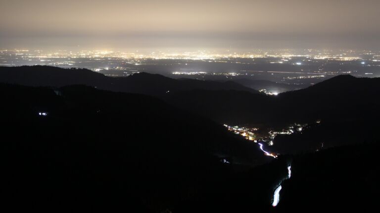 Dieses Bild zeigt eine Webcam-Aufnahme vom Achertal, aufgenommen am Donnerstag, den 05.03.2026 um 20:00 Uhr. Die Temperatur betrug 8.6°C.