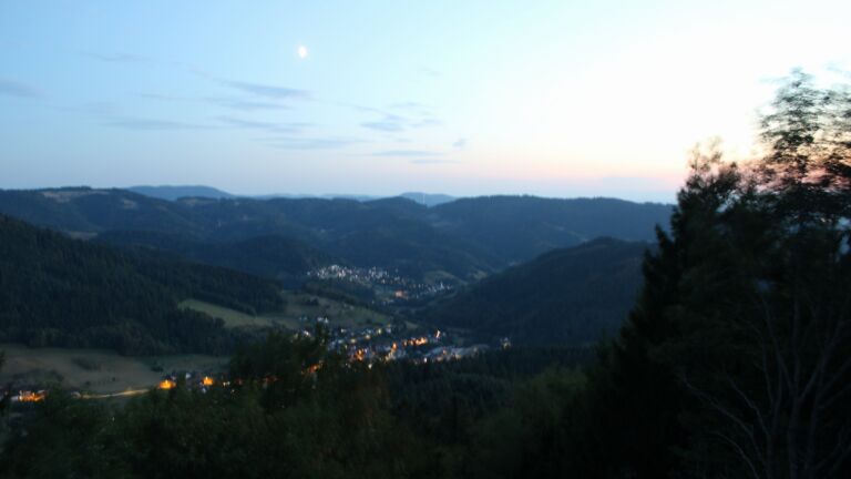 Dieses Bild zeigt eine Webcam-Aufnahme vom Achertal, aufgenommen am Mittwoch, den 19.08.2026 um 21:10 Uhr. Die Temperatur betrug 25.4°C.