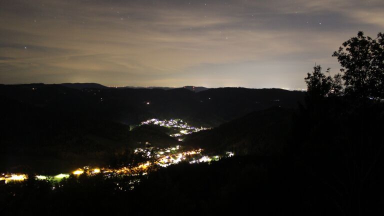 Dieses Bild zeigt eine Webcam-Aufnahme vom Achertal, aufgenommen am Samstag, den 12.09.2026 um 21:30 Uhr. Die Temperatur betrug 17.9°C.