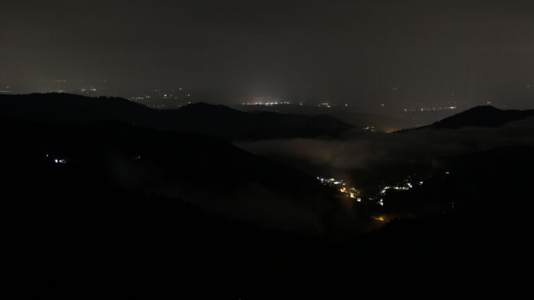 Dieses Bild zeigt eine Webcam-Aufnahme vom Achertal, aufgenommen am Montag, den 16.06.2025 um 00:30 Uhr. Die Temperatur betrug 10.5°C.
