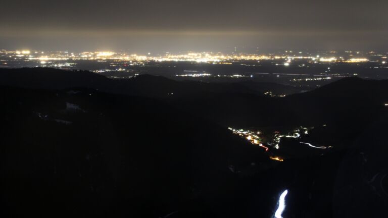 Dieses Bild zeigt eine Webcam-Aufnahme vom Achertal, aufgenommen am Samstag, den 04.04.2026 um 00:00 Uhr. Die Temperatur betrug 5°C.