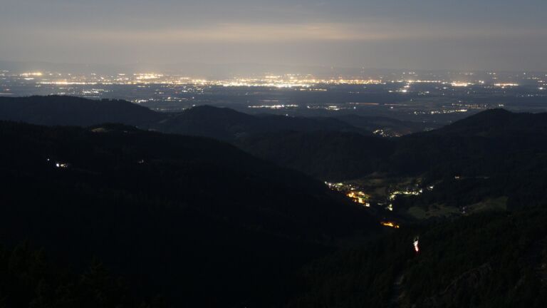 Dieses Bild zeigt eine Webcam-Aufnahme vom Achertal, aufgenommen am Samstag, den 12.07.2025 um 03:20 Uhr. Die Temperatur betrug 12.4°C.
