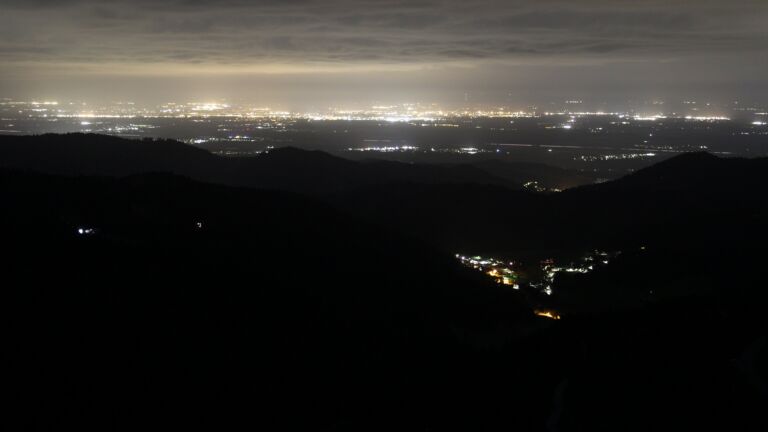 Dieses Bild zeigt eine Webcam-Aufnahme vom Achertal, aufgenommen am Montag, den 06.04.2026 um 04:30 Uhr. Die Temperatur betrug 4.2°C.