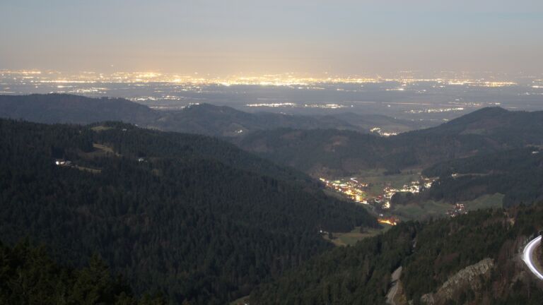 Dieses Bild zeigt eine Webcam-Aufnahme vom Achertal, aufgenommen am Dienstag, den 03.03.2026 um 21:30 Uhr. Die Temperatur betrug 5.3°C.