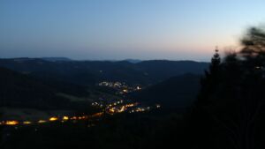 Dieses Bild zeigt eine Webcam-Aufnahme vom Achertal, aufgenommen am Dienstag, den 11.08.2026 um 21:40 Uhr. Die Temperatur betrug 22.8°C.