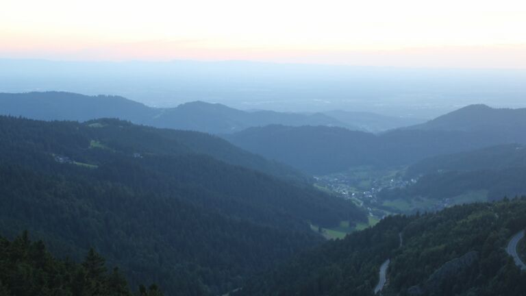 Dieses Bild zeigt eine Webcam-Aufnahme vom Achertal, aufgenommen am Freitag, den 08.08.2025 um 21:00 Uhr. Die Temperatur betrug 21.6°C.