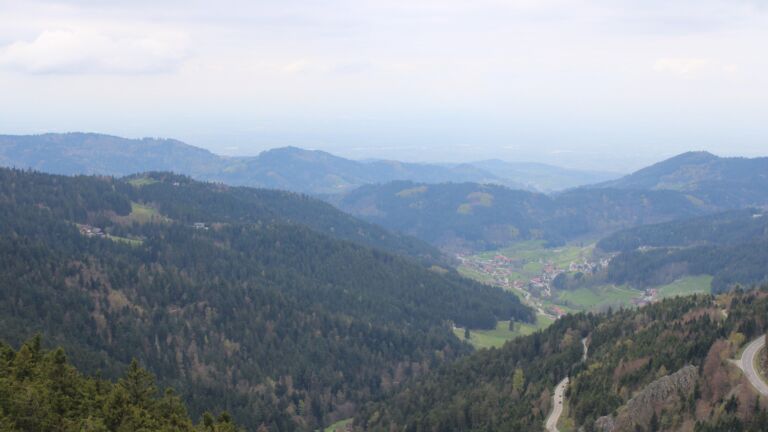 Dieses Bild zeigt eine Webcam-Aufnahme vom Achertal, aufgenommen am Mittwoch, den 15.04.2026 um 14:10 Uhr. Die Temperatur betrug 8.9°C.