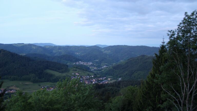 Dieses Bild zeigt eine Webcam-Aufnahme vom Achertal, aufgenommen am Sonntag, den 17.05.2026 um 05:20 Uhr. Die Temperatur betrug 5.6°C.