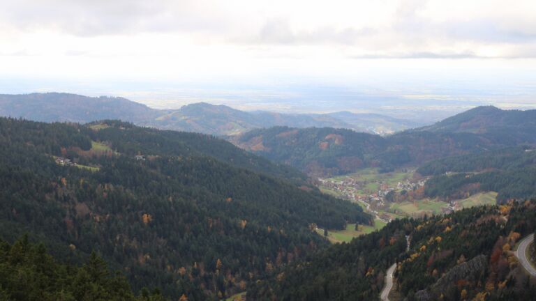 Dieses Bild zeigt eine Webcam-Aufnahme vom Achertal, aufgenommen am Montag, den 03.11.2025 um 14:30 Uhr. Die Temperatur betrug 5.9°C.