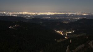 Dieses Bild zeigt eine Webcam-Aufnahme vom Achertal, aufgenommen am Sonntag, den 01.03.2026 um 20:00 Uhr. Die Temperatur betrug 4.2°C.