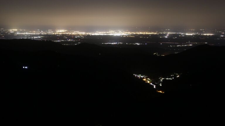 Dieses Bild zeigt eine Webcam-Aufnahme vom Achertal, aufgenommen am Freitag, den 14.11.2025 um 01:30 Uhr. Die Temperatur betrug 16.7°C.