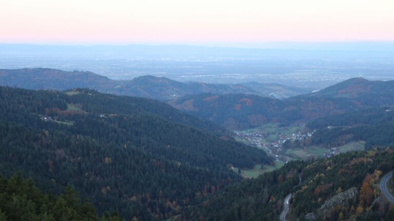 Dieses Bild zeigt eine Webcam-Aufnahme vom Achertal, aufgenommen am Mittwoch, den 29.10.2025 um 07:10 Uhr. Die Temperatur betrug 5.8°C.