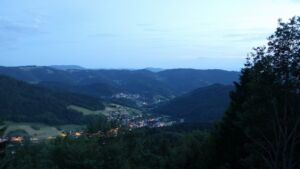 Dieses Bild zeigt eine Webcam-Aufnahme vom Achertal, aufgenommen am Montag, den 01.06.2026 um 22:00 Uhr. Die Temperatur betrug 17.7°C.