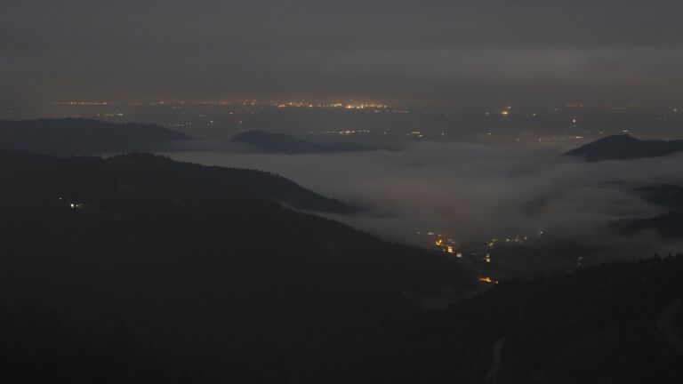 Dieses Bild zeigt eine Webcam-Aufnahme vom Achertal, aufgenommen am Donnerstag, den 09.10.2025 um 00:30 Uhr. Die Temperatur betrug 9°C.