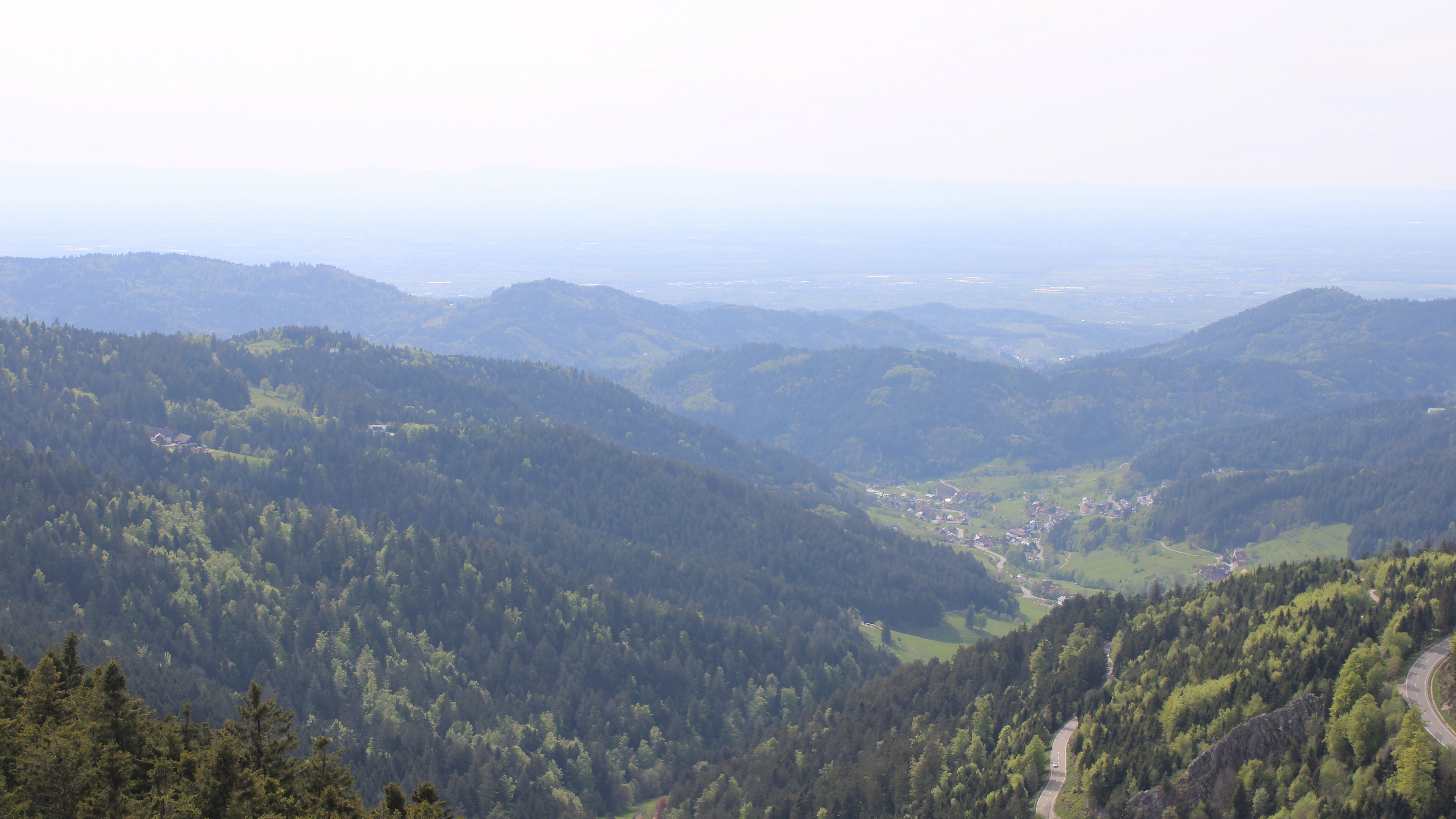 Dieses Bild zeigt eine Webcam-Aufnahme vom Achertal, aufgenommen am Montag, den 27.04.2026 um 16:30 Uhr. Die Temperatur betrug 15.6°C.