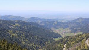 Dieses Bild zeigt eine Webcam-Aufnahme vom Achertal, aufgenommen am Donnerstag, den 23.04.2026 um 13:20 Uhr. Die Temperatur betrug 13.2°C.